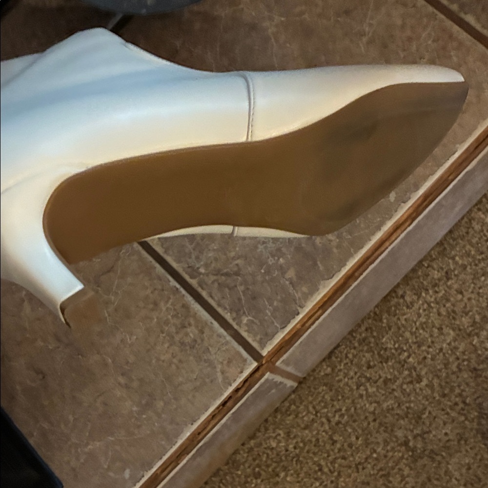 Chic White Kitten-Heeled Boots - Picture 5 of 7